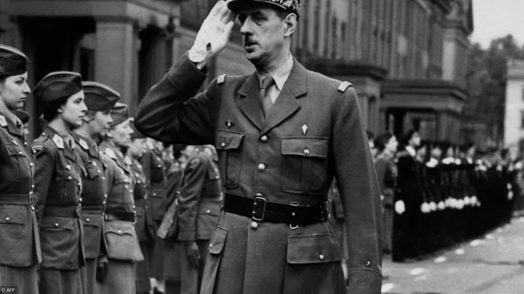 Photo de Charles de Gaulles défile après la libération dans les rue de Paris