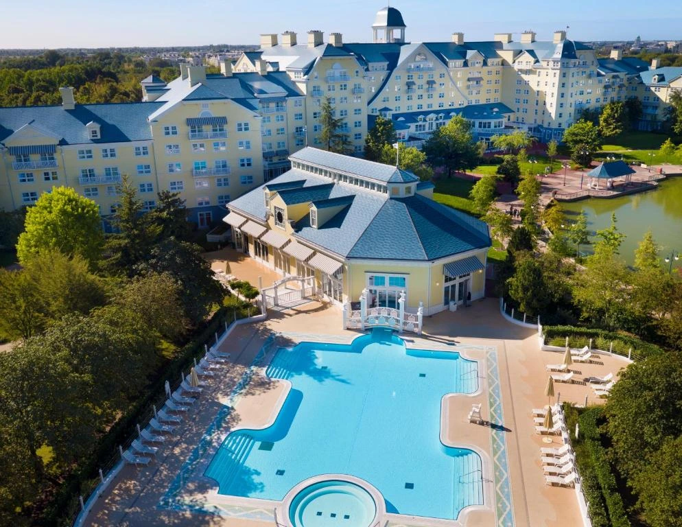 Bâtiment blanc et bleu du Disney Newport Bay Club, rappelant les hôtels côtiers de la Nouvelle-Angleterre.